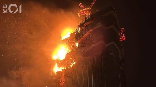 香港42层在建高楼深夜起火 烈焰冲天