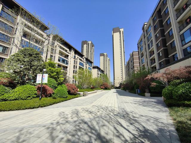 今天来聊聊曲江高品质洋房小区，金地中心风华