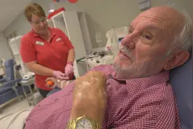 澳大利亚男子血液含特殊抗体，他持续60多年献血，拯救了240万人图片