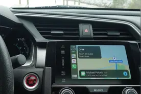 iOS 16 支持这个适配器将标准 CarPlay 变成无线图片