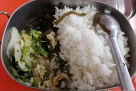 福州小伙进电子厂挑战失败，提桶跑路：伙食太差，全是土豆白菜图片