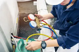 我两年前做的空调移机，今年空调就坏了，4个大坑一个都没躲开图片