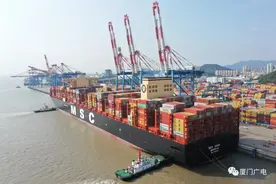 全球最大量级巨轮首航抵达厦门图片