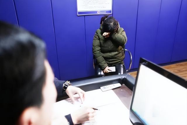 农民夫妻生活拮据，家中却藏有八千万现金，警察揭露他们的真面目
