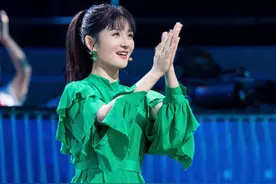 明星突然内急怎么办，杨颖躲在草丛中方便，邓紫棋在盆子里解决图片