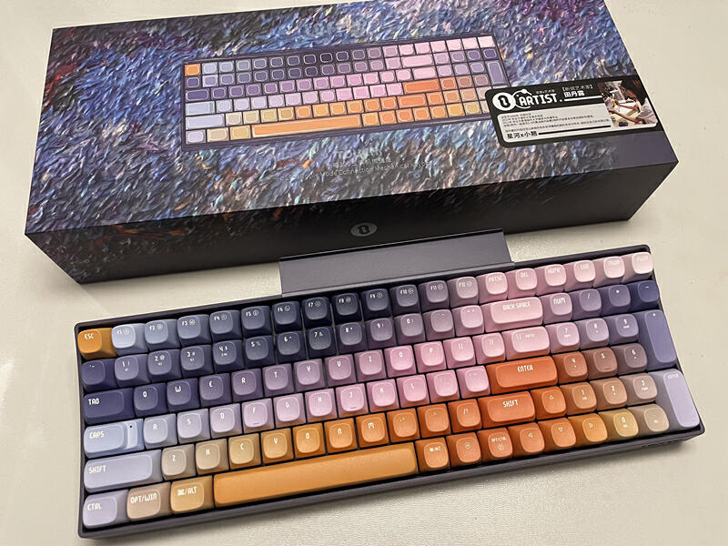 键盘艺术巧联名，氛围俘获你的心，洛斐星河小翘100机械键盘体验