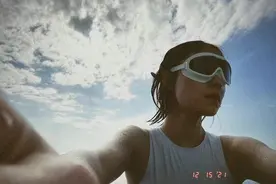 倪妮泳衣照彻底大火！穿白色连体泳衣身材更绝，氛围感太牛了图片