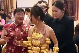 广东：新娘戴42个金饰品敬酒，远看像42个窝头，近看才发现真有钱图片
