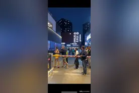 北京大使馆车牌车主拒交停车费，外卖小哥团结支持收费员图片