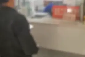 车站收款码在旁边却要求乘客付现金，工作人员：收款账户被限额，乘客也可以在网上购票图片