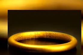 农村小伙下河摸鱼摸到金牌，专家：立刻上交，小伙却将其熔成手镯图片