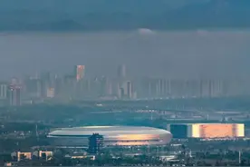 世界大运会今晚开幕！阿坝州四姑娘山 “幺妹峰” 今晨映照主体育场图片