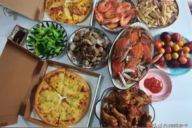 请丈人丈母娘吃饭，2小时做了6道菜，晒朋友圈火了，网友：真抠门图片