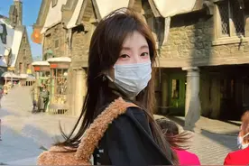 冯提莫穿JK逛环球影城，纤细美腿超抢镜图片