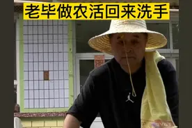 毕福剑农村简陋住宅曝光，戴草帽做农活，皮肤黝黑走路驼背老太多图片