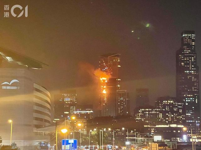 香港42层在建高楼深夜起火 烈焰冲天