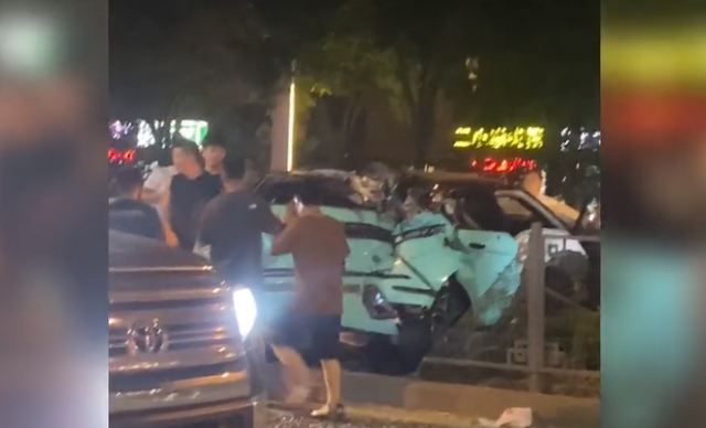 路虎车被追尾报废，女司机看着车痛哭，男友赶到没瞧车先安抚女友