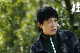 《狂飙》：剧中憨憨的小虎，现实中的妻子太漂亮了图片