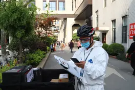 疫情期间，被一名普通的上海快递小哥感动图片