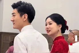 河北保定：新娘优雅漂亮，新郎帅气大方，手牵手惊艳婚礼现场图片
