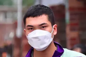 高二辍学男生边送外卖边复习高考：我想考上北师大，想成为一名教师图片