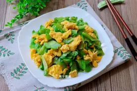 炒苦瓜时，很多人漏做了一个步骤，难怪炒出来发黄不脆嫩还苦味重图片