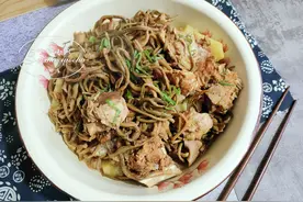 春天孩子长个快，用大骨头炖菜，强身体长骨骼，孩子吃得可香了图片