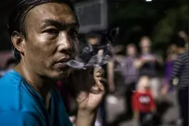 干1天歇3天的“三和大神”，每天混日结、抽散烟，他们为何如此？图片