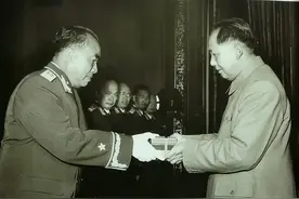 朱德位列“十大元帅”之首，授衔编号却是004，001让人意想不到图片