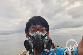 中国“淡定哥”在斐济直播汤加火山喷发，戴防毒面具直面火山灰图片