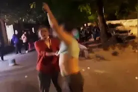 48岁男教师惹争议，被曝电梯里与学生母亲私下约会！图片