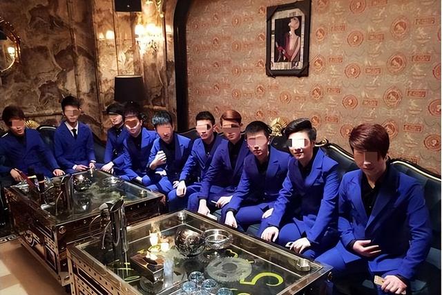 江苏一“鸭店”被捣毁，嫖客竟全是女的，最小嫖客才25岁