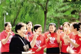 【正能量】人民公园有个“手语岛” 那里有听障人士、手语爱好者聚会交流图片