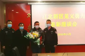 南京长江大桥边，公交司机飞奔救人......图片