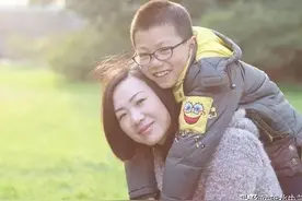 父母双亡，16岁姐姐抚养5岁弟弟长大成材，弟弟的做法让人感动图片