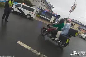 父亲骑摩托载女儿上高速，危险又违法图片
