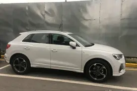 奥迪新车天窗漏水，车主抱怨车外下雨车内滴水图片