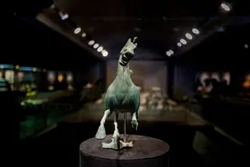 年轻人开始研究文物，马踏飞燕靠“丑萌”走红图片