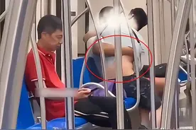 上海地铁两名男子放飞自我，做出亲密不雅行为，网友直呼辣眼睛！图片