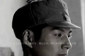 八路军帽子上的“两粒扣”，起什么作用？看完就知道有多高明了图片