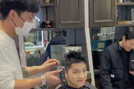 妈妈带儿子理发，“做个守规矩的好学生”，短发变寸头后帅气升级，网友：学霸剃成校霸图片