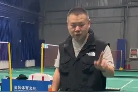 38岁岳云鹏两鬓已花白，大块斑秃似卤蛋，打球不受私生子风波影响图片