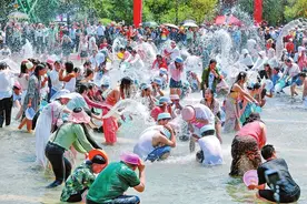 “总要去云南，过一次泼水节吧?”图片