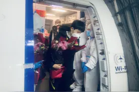 冠军到家！中国女足搭乘包机抵沪图片