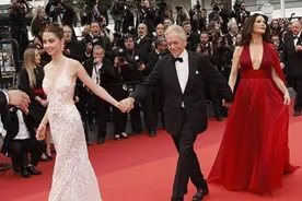 53岁泽塔-琼斯陪丈夫领奖，深V到肚脐用力过猛，20岁女儿美若仙子图片