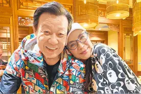 老戏骨寇世勋携女儿出国，与杨紫琼中餐馆吃大餐，挽手靠肩显亲密图片