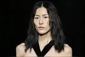 不尊重女性？巴黎时装周模特造型过于暴露，集体玩“上衣失踪”图片