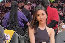 多次出现在湖人替补席位，号称“最美女詹蜜”的金兜兜看球穿什么图片