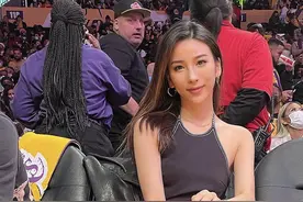 多次出现在湖人替补席位，号称“最美女詹蜜”的金兜兜看球穿什么图片