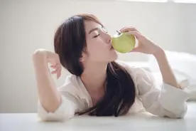 和异性一起出去旅游，能同住一间房吗？听听几位女人的内心想法图片